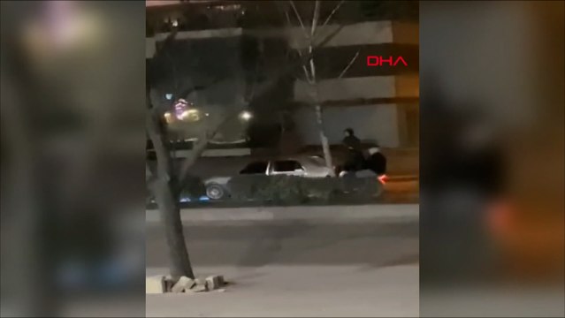 Yakıtı biten otomobil, motosiklet ile itilerek götürüldü