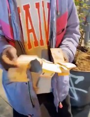 Un inmigrante africano cuenta un fajo de billetes de 50 euros que supuestamente le dio una ONG española