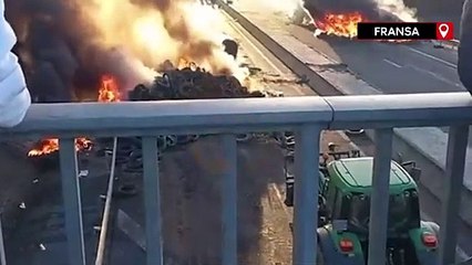 Fransa'da çiftçiler yolları ateşe verdi