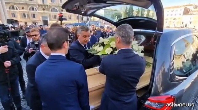 Funerali Milo, la bara accolta da applausi e il grido Viva Sandra