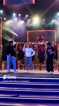 Shah Rukh Khan dances to Le Gayi Le Gayi at NMACC