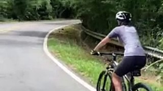 VÍDEO: Motociclista derrapa em curva em morro de Governador Celso Ramos