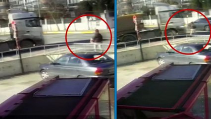 Kamyonun çarptığı kadın öldü; kaza kamerada