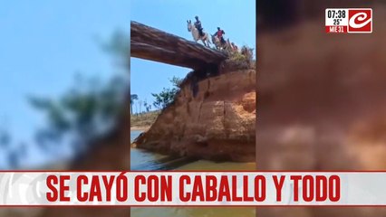 Tremendo palo: video muestra cómo cae al agua con caballo y todo