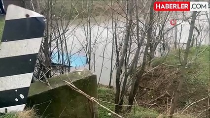 Suya gömülen araçtan son anda kurtuldu