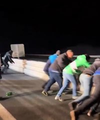 Des agriculteurs démontent le terre-plein central d'une autoroute