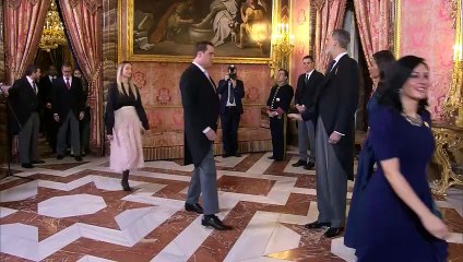 La Reina Letizia sufre un divertido percance y el Rey acude al rescate