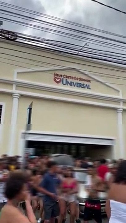 Vídeo: Jovens fazem festa em frente à Igreja Universal
