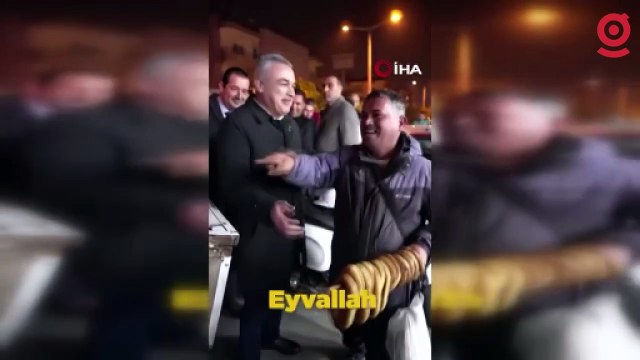 Her adayla fotoğraf çektirip Bu sene başkanım sensin diyen simitçi güldürdü