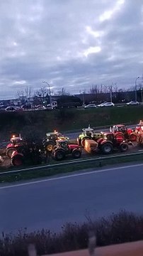 ALERTE INFO : PARIS BIENTOT BLOQUEE ? Les agriculteurs démontent le terre-plein central de l'autoroute A10 près de Paris et bloquent désormais les deux sens de circulation. (CL PRESS)