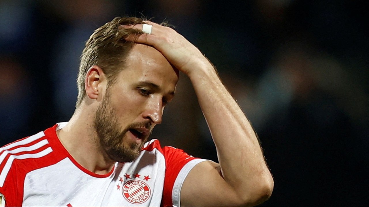 Kane attempts insane hole-in-one trick shot on golf simulator