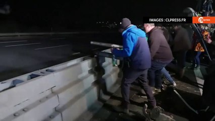 SIÈGE DE PARIS – Des agriculteurs démontent le terre-plein central de l'autoroute A10 près de Paris et bloquent désormais les deux sens de circulation, hier soir.