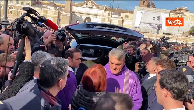 Funerali Sandra Milo, l'applauso della folla all'uscita del feretro dalla Chiesa degli Artisti