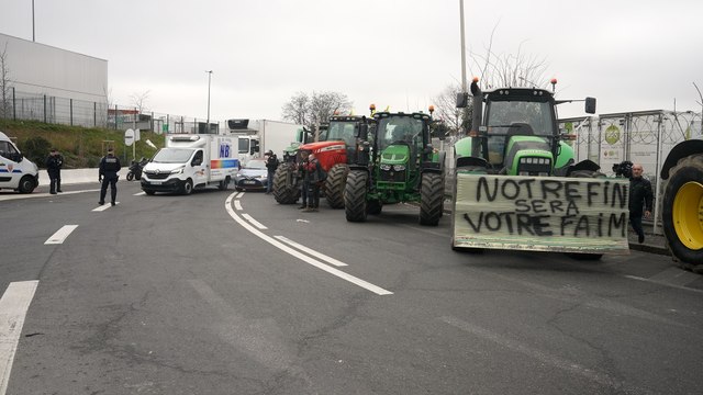 Agriculteurs en colère : des tracteurs se postent devant Rungis, 15 personnes en garde à vue