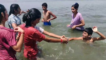 बच्चों और परिवार के साथ मां नर्मदा जी के स्नान आनंद , मां रेवा तट गडरवास 19