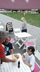 Cette famille réalise un geste précieux pour une femme âgée dans un restaurant