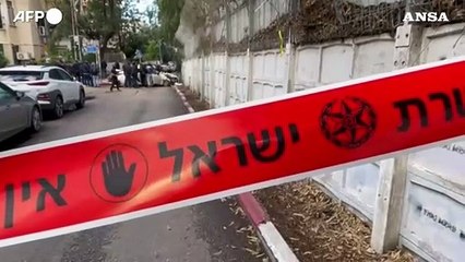 Video herunterladen: Soldato israeliano travolto da un'auto a Haifa, l'attentatore e' stato ucciso