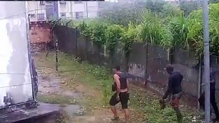 Câmera flagra chegada de traficantes fortemente armados em área residencial de Salvador
