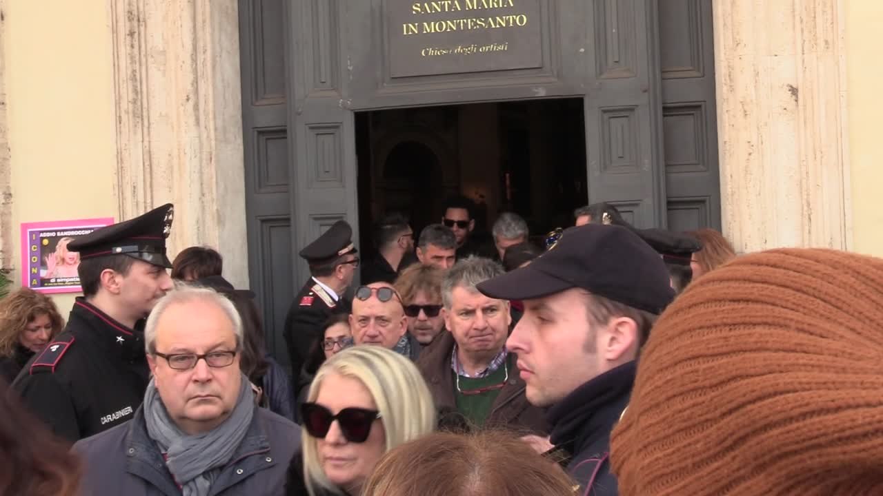 Sandra Milo, il feretro dell'attrice lascia la chiesa degli artisti tra gli applausi