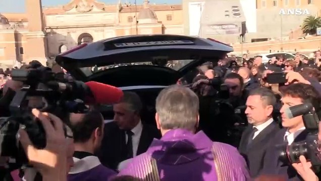 Sandra Milo, il feretro dell'attrice lascia la chiesa degli artisti tra gli applausi