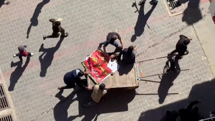 مشاهد حزينة لأهالي يودعون شهداءهم بمستشفى ناصر في خان يونس بغزة