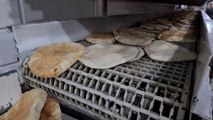الجزيرة ترصد معاناة أهالي دير البلح للحصول على الخبز