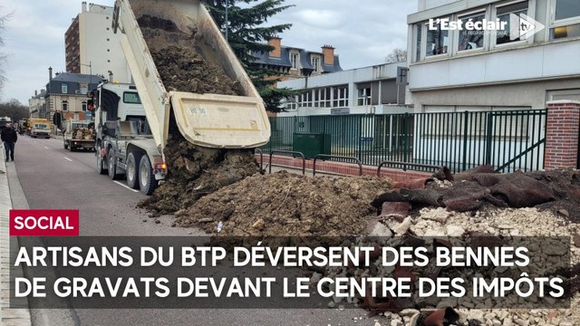 Artisans du BTP en colère dans l'Aube : ils déversent des bennes de gravats devant le centre des impôts