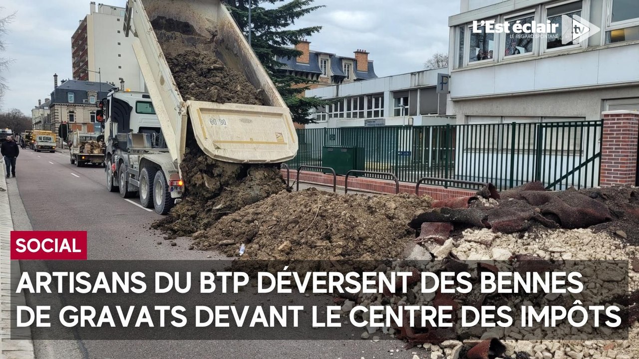 Artisans du BTP en colère dans l'Aube : ils déversent des bennes de gravats devant le centre des impôts