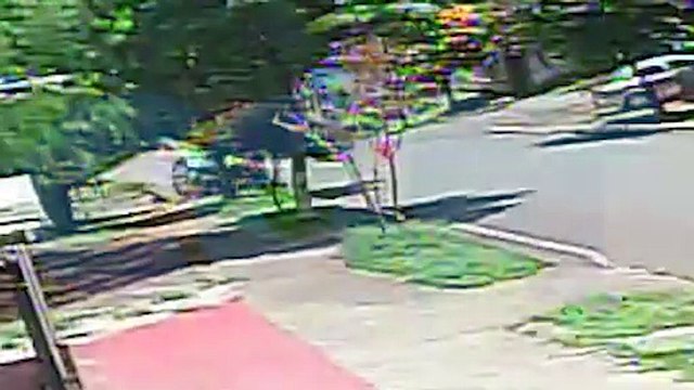 Imagens impressionantes revelam momento em que motociclista sofre fratura exposta e politraumatismo