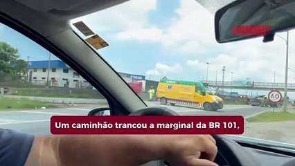 Carreta em fica em "L" e tranca a marginal da BR 101