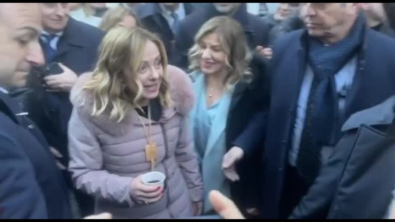 Giorgia Meloni ad Aosta tra selfie e "Bella Ciao"