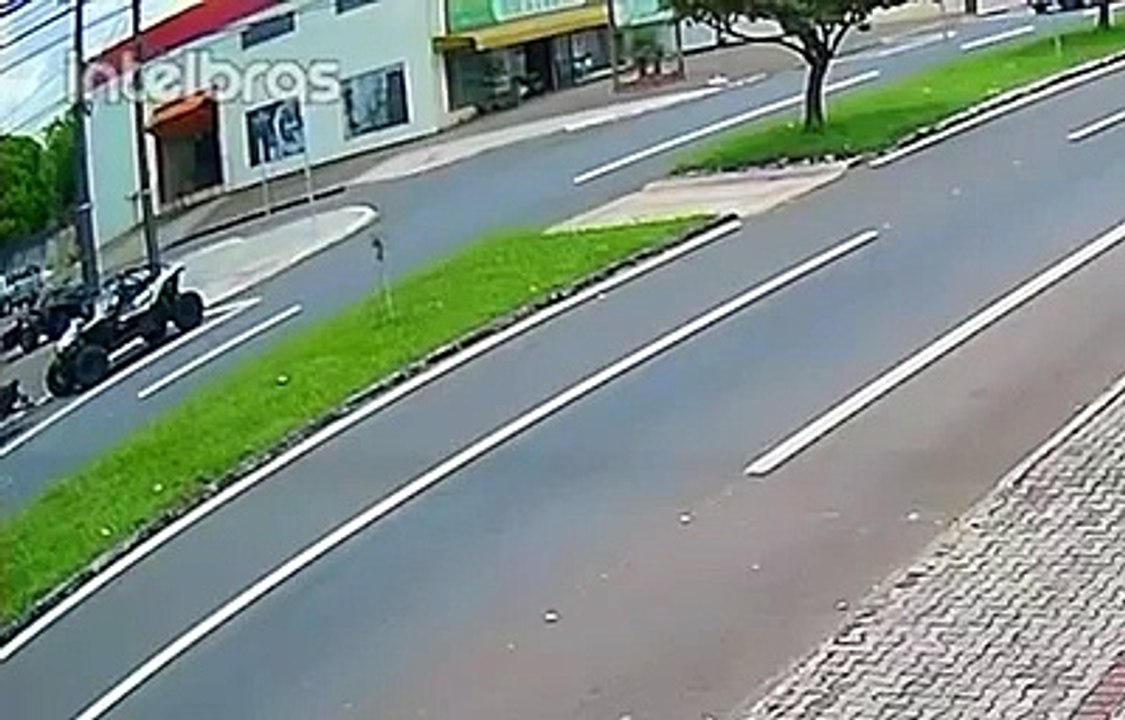 Vídeo mostra colisão entre veículos na Avenida Rocha Pombo