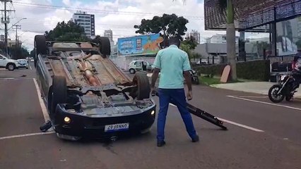 Carro de autoescola se envolve em acidente com capotamento na Rua Vitória e aluna fica ferida