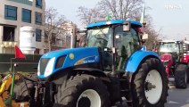 Protesta agricoltori, i trattori bloccano il casello autostradale a Brescia