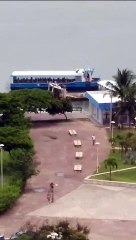 Registrou pessoas pulando na área de embarque e desembarque dos passageiros do aquaviário em Vitória.