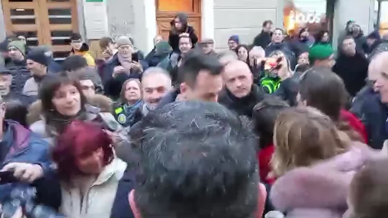 Giorgia Meloni ad Aosta, attiviste intonano 'Bella Ciao'