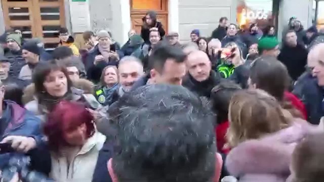 Giorgia Meloni ad Aosta, attiviste intonano 'Bella Ciao'