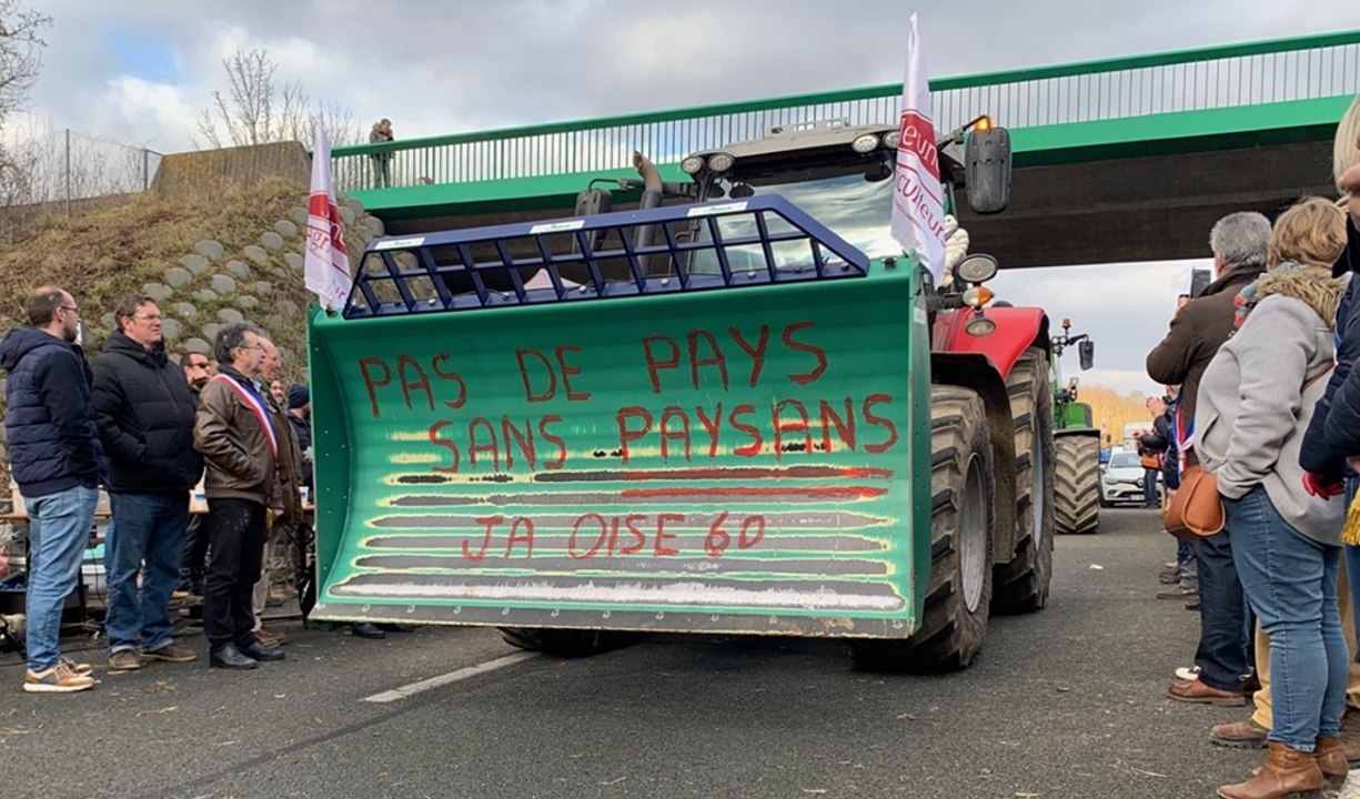 Mobilisation des agriculteurs sur l'A16 à Beauvais (Oise)