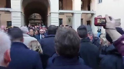 Giorgia Meloni ad Aosta beve dalla Coppa dell'amicizia