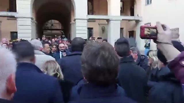 Giorgia Meloni ad Aosta beve dalla Coppa dell'amicizia