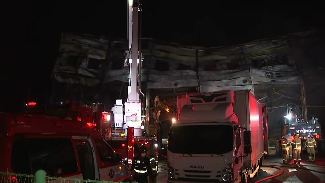 문경 화재 고립 소방관 2명 모두 심정지 상태로 이송 / YTN