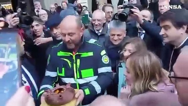 Giorgia Meloni ad Aosta beve dalla Coppa dell'amicizia