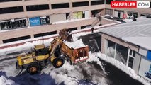 Bitlis'te kamyonlarla kar taşınıyor