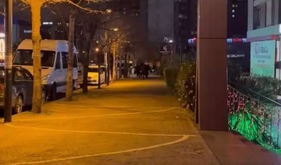 Beylikdüzü’nde 3 şüpheli bir binaya ateş edip video çekti! Kurşunlar iş yerine isabet etti