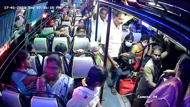 ஈரோட்டில் தனியார் பேருந்தில் இருந்து தவறி விழுந்த பெண்; நடத்துநரின் சாமர்த்தியத்தால் உயிர் தப்பிய பயணி