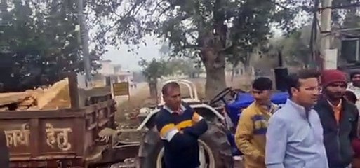 मंत्री संजय शर्मा ने पत्थर से भरे ट्रैक्टर ट्रॉली को रुकवाया फिर हुआ ये देखें वीडियो