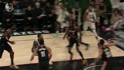 Скачать видео: Lillard gives Bucks hope with late dunk