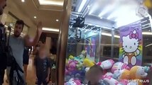 Australia, bambino intrappolato in una claw machine: la polizia lo salva