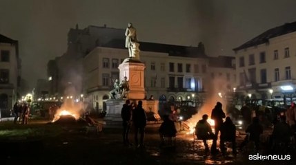 Video herunterladen: Bruxelles, centinaia di trattori davanti al Parlamento europeo