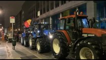 Bruxelles, centinaia di trattori davanti al Parlamento europeo